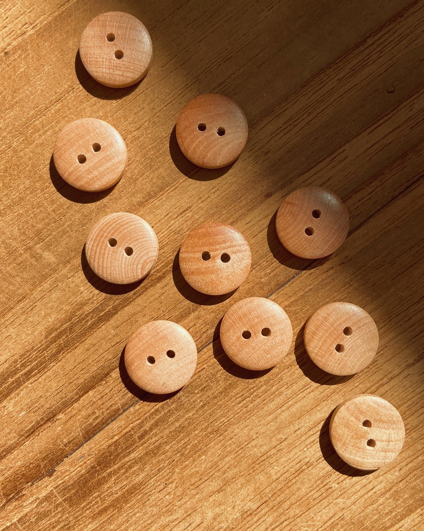 Runde knapper i træ, 15 mm